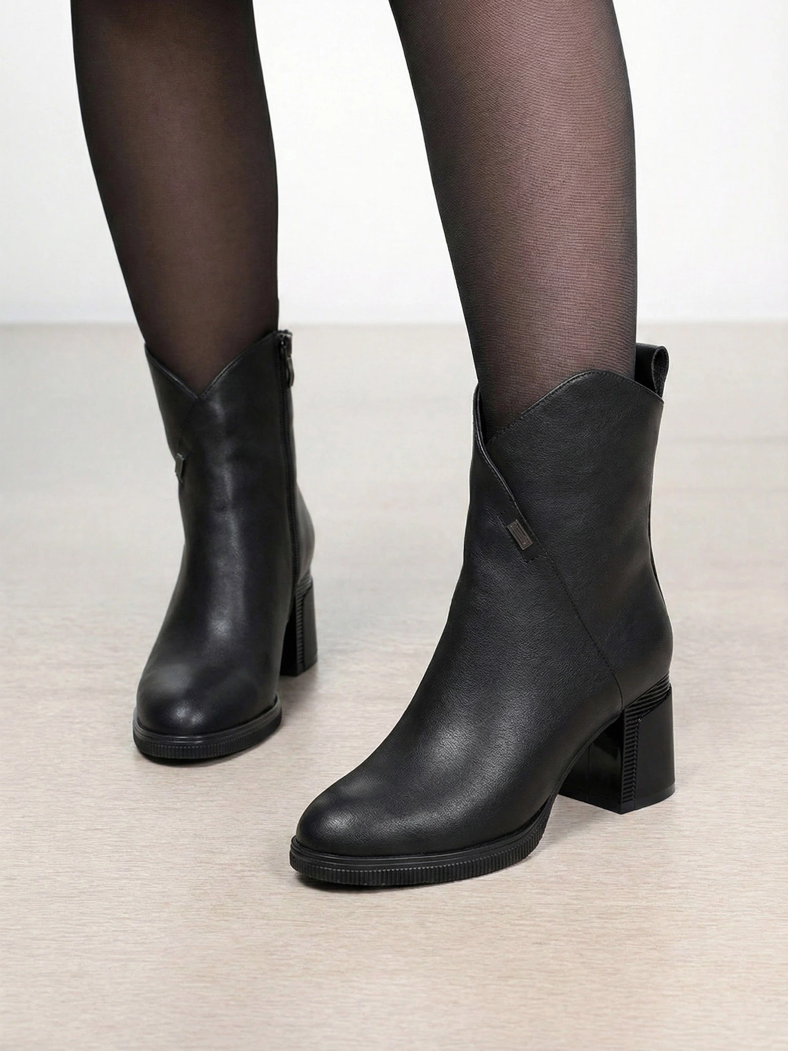 Ботильоны черного цвета на высоком каблуке